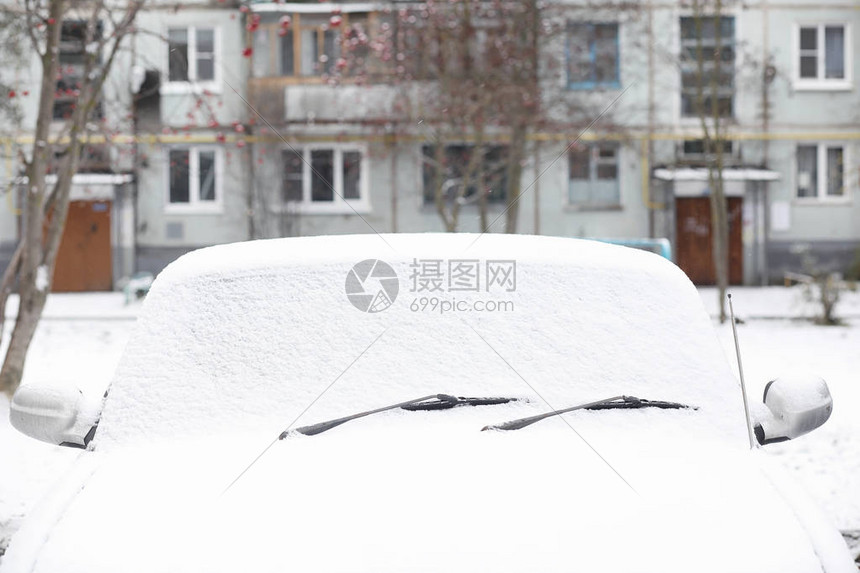 第一场秋雪中农村公路上的一辆汽车乡间小路上的第一场冬图片