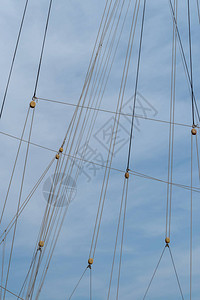 有航海绳索的帆船滑轮图片