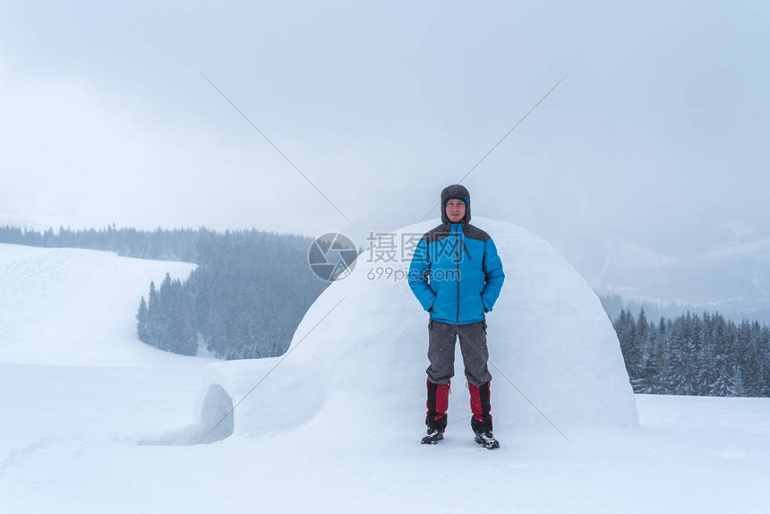 山上爱斯基摩的冰雪屋冬季旅行登山穿图片