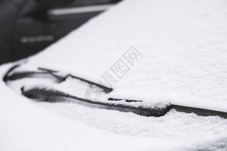 第一场秋雪中农村公路上的一辆汽车乡间小路上的第一场冬图片