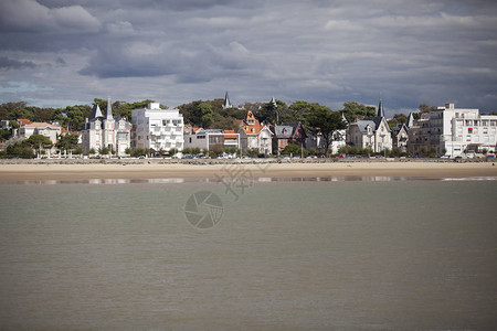 法国罗扬海边度假胜地的海岸线与灰色带图片