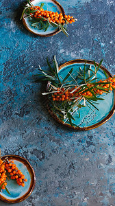 蓝色混凝土背景手工制陶瓷板上新鲜熟橙色沙图片