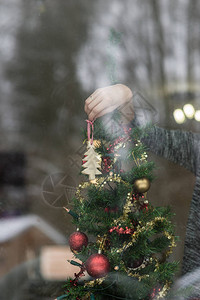 妇女装饰圣诞树配有节日装饰品图片