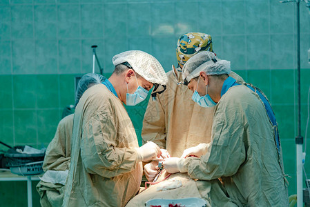 三位医生在医院的手术室中图片