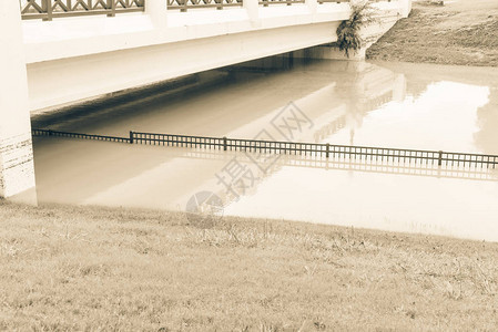 美国德克萨斯州达拉斯沃思堡郊区桥下的复古色调淹没了河道图片
