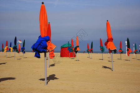 杜维尔的海滩雨伞法国诺曼底的多彩图片