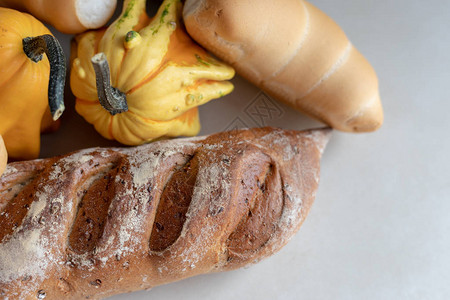 面包全谷物面包和秋季南瓜以图片