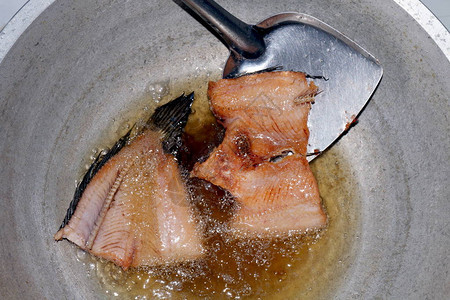 热油锅炸鱼片饮食炸鱼油锅炸鱼切片是食物蛋图片