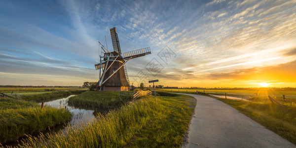 荷兰木制风车图片