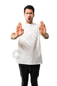 身穿白衬衫的年轻人用手做出停止手势图片