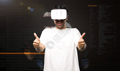 使用VR眼镜的人在虚拟现实模式中用双手图片