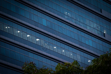 摩天大楼商务办公室的窗口大厦与蓝天图片