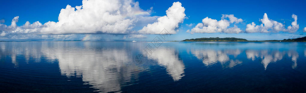 冲绳离岛全景石垣岛的全景天空和大海背景