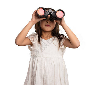 穿白裙子的小女孩看着白色背景被孤立的双筒望远镜图片