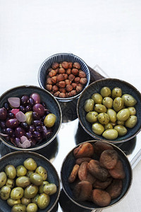 榛子橄榄和干果在碗里图片