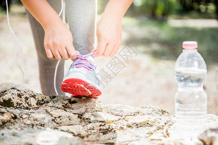 跑鞋女人系鞋带女运动健身跑步者准图片
