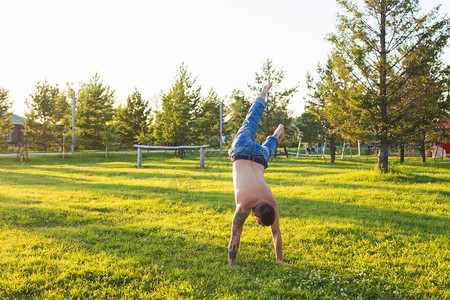 瑜伽健身和健康的生活方式概念男子在夏图片