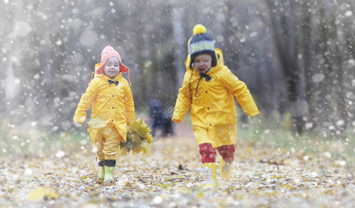 蹒跚学步的孩子们在秋天的公园里散步秋林初霜雪孩子们在公园背景图片