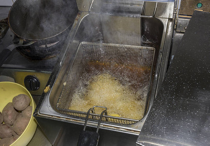 土豆薯油炸薯条加沸油构想快餐厅背景图片