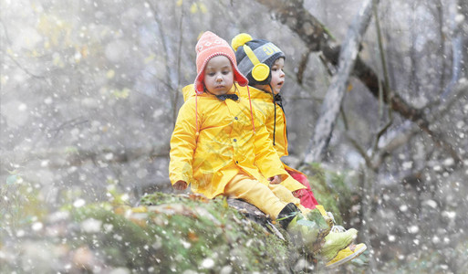 蹒跚学步的孩子们在秋天的公园里散步秋林初霜雪孩子们在公园背景图片