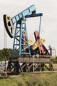 石油钻机石油泵图片