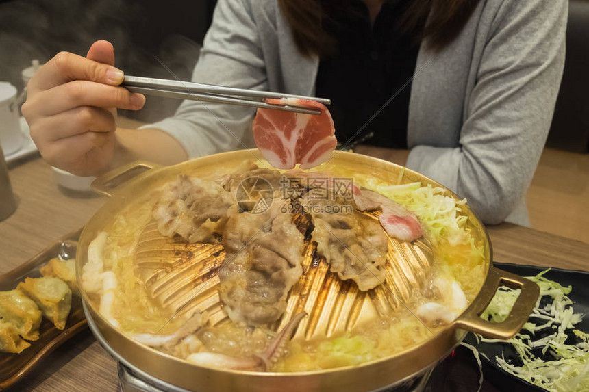 用于烧烤或日式烤肉的生牛肉片图片