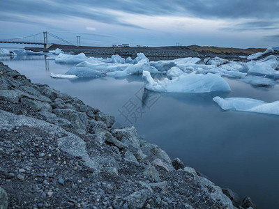 冰岛黄昏Jokulsarlon冰川环礁湖河口漂浮的蓝冰山深视图片