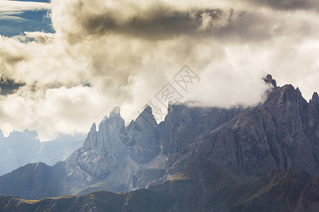 意大利多洛米人阿尔卑斯山脉中的帕拉山群图片
