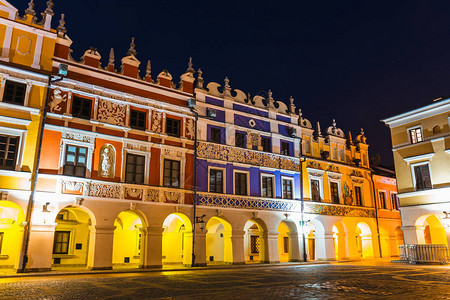 夜间扎摩斯克大市场广中欧文艺复兴镇的范图片