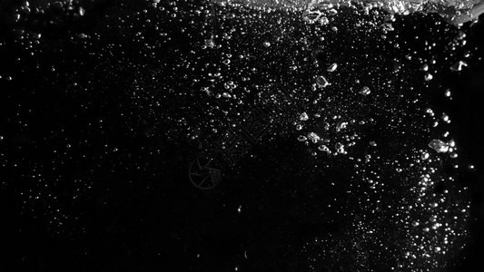 漂浮在黑色背景上的水泡代表苏打水或碳酸的提神效果背景图片