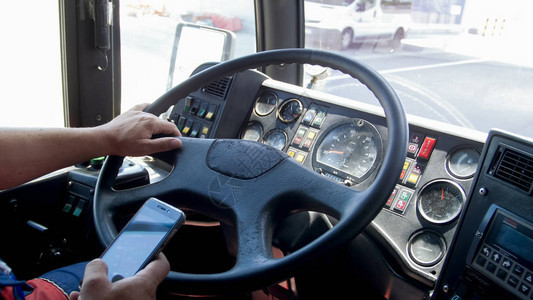 卡车司机在驾驶时用智能手机打字的近视图像运输危险不图片