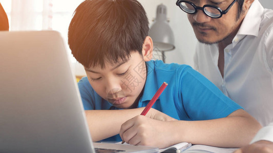 辅导室儿童在课堂上与老师一起在笔记本电脑上学习亚洲儿童在家和图片
