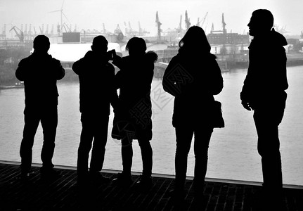 汉堡港的视图人民的剪影图片