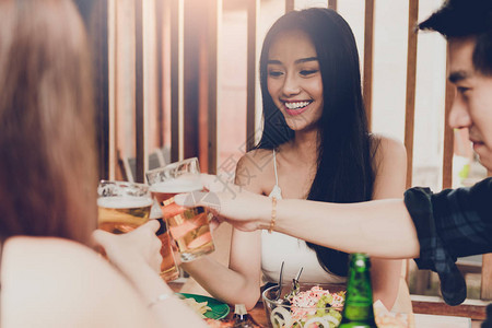 亚洲民众在餐厅欢乐时点喝啤酒图片