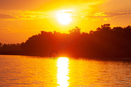 太阳在海浪中反射温暖的夏日夜晚浪漫的风景河流图片