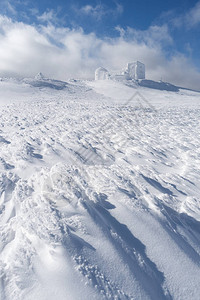 在山峰的白霜中的天文台暴风雪后的霜冻冰雪覆盖阳图片