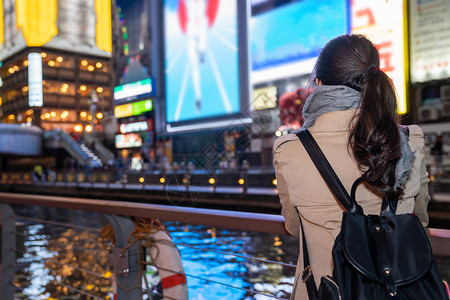 一位女旅行者参观了著名的古力加图片