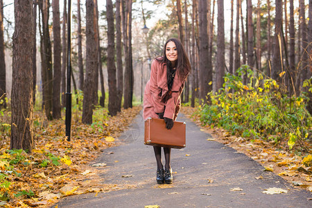 秋天季节和人的概念秋天公园里的女图片