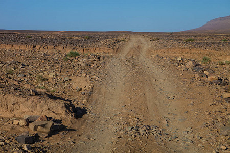 摩洛哥中部空旷的多岩石山地沙漠图片