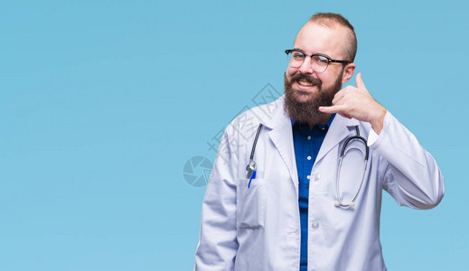 年轻的白人医生穿着白色的医用白大褂图片