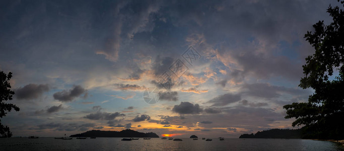 泰国海岸的全景日落天空图片