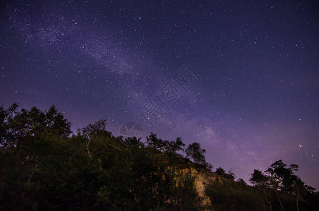 晚上有山和树的星空图片