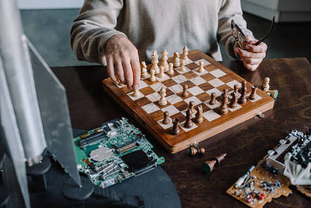 男人在家餐桌下象棋比图片