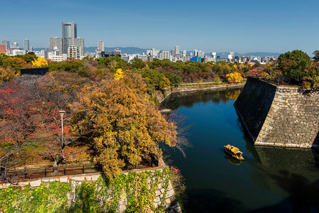 大阪城堡运河周围的旅游者或观光船图片