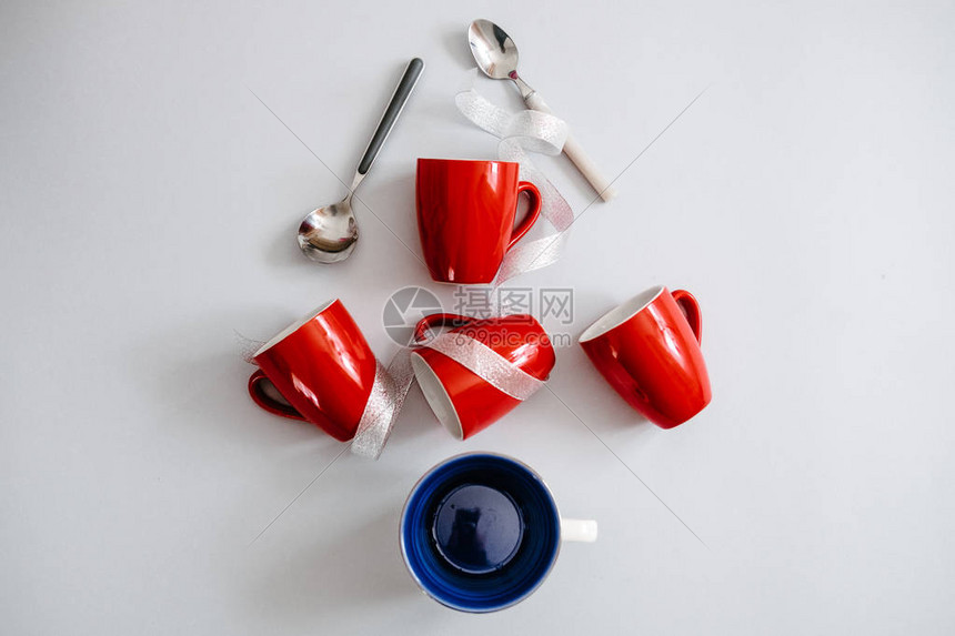 圣诞树由红咖啡杯和汤匙制成创意平铺图片