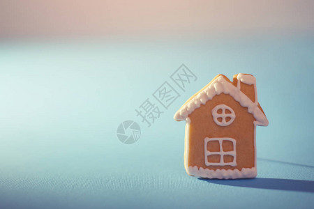 Gingerbread房子的蓝色背景有复制文本的空间圣诞图片