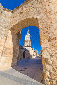 BurgodeOsma中世纪小镇的大教堂塔穿过墙门拱公共街道地标和十三世纪的念碑图片