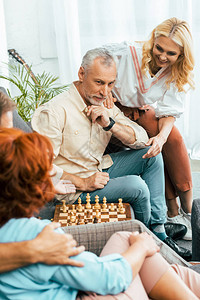 快乐的老朋友一起共度时光和在家里下棋的一张图片