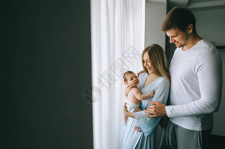 喜悦的家庭有选择焦点带着小婴儿男孩图片