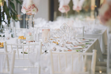 为婚宴准备的精美餐桌装饰精美的椅子图片